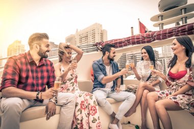 Yatta kutluyor insanlar