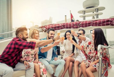 Yatta kutluyor insanlar