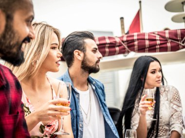 Yatta kutluyor insanlar