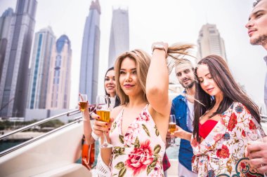 Yatta kutluyor insanlar