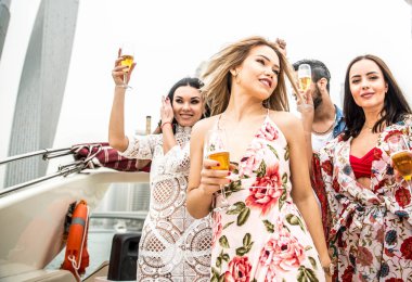 Yatta kutluyor insanlar