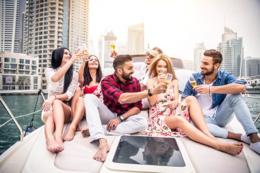 Yatta kutluyor insanlar