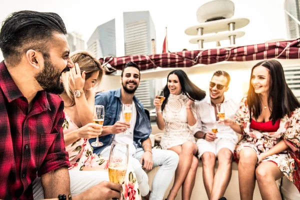 Az emberek ünnepli a yacht — Stock Fotó