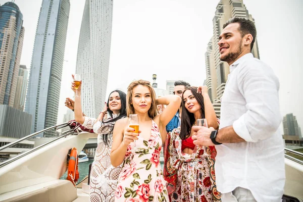 Gente celebrando en yate — Foto de Stock