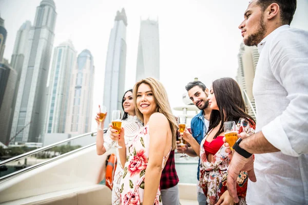 Pessoas celebrando no iate — Fotografia de Stock