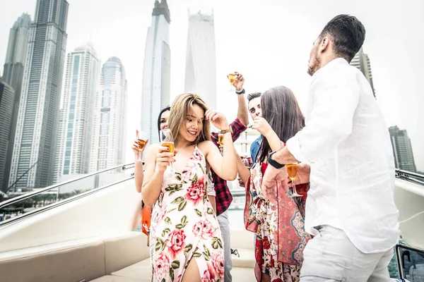 Az emberek ünnepli a yacht — Stock Fotó