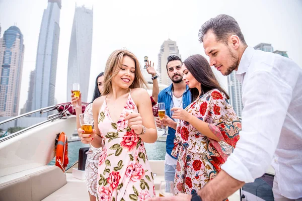 Folket firar på yacht — Stockfoto