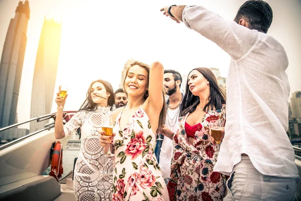 Pessoas celebrando no iate — Fotografia de Stock