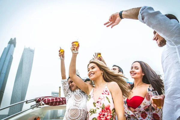 Pessoas celebrando no iate — Fotografia de Stock