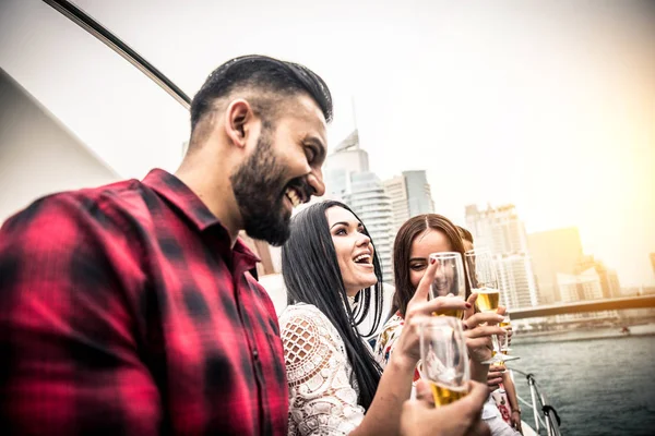 Pessoas celebrando no iate — Fotografia de Stock