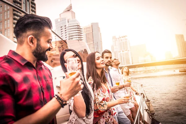 Pessoas celebrando no iate — Fotografia de Stock