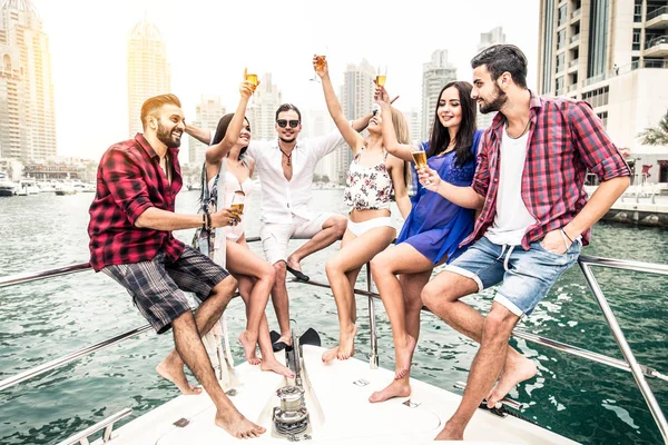Folket firar på yacht — Stockfoto