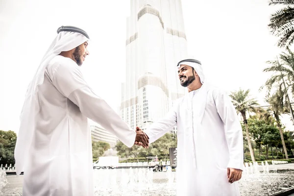 Dubai-ban Arab üzletemberek — Stock Fotó