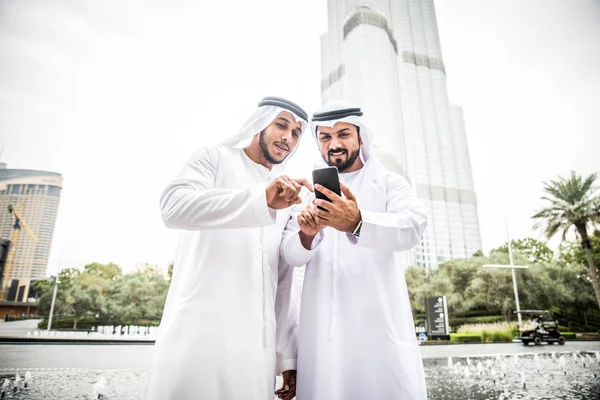 Dubai-ban Arab üzletemberek — Stock Fotó