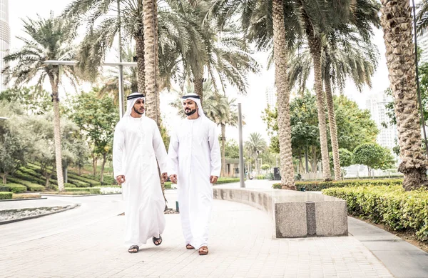 Hommes d'affaires arabes à Dubaï — Photo