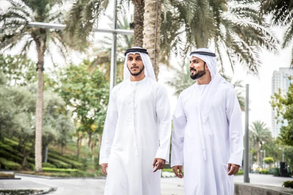 Hommes d'affaires arabes à Dubaï — Photo