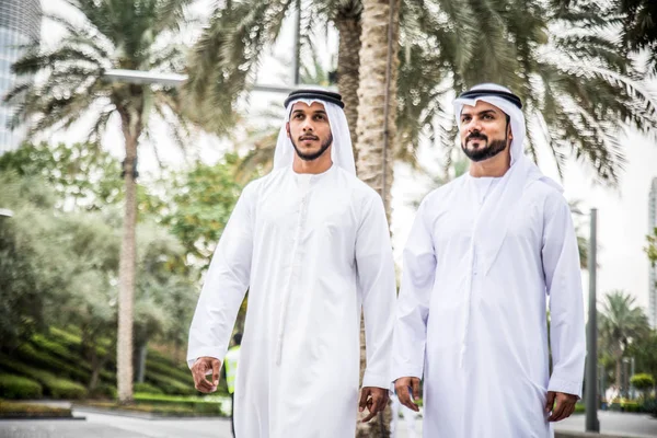 Бизнесмены Аравии в Дубае — стоковое фото