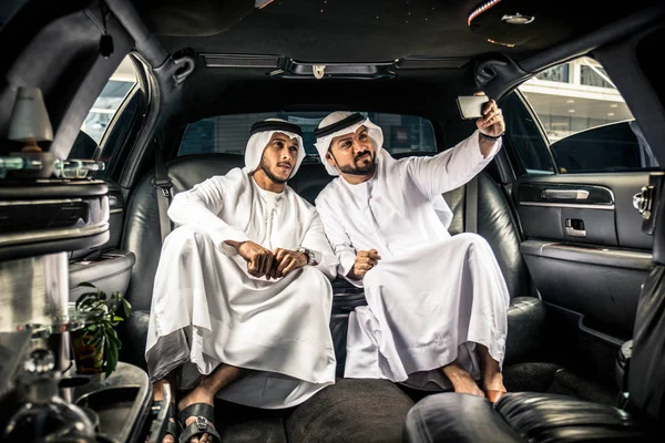 Empresarios árabes en Dubai — Foto de Stock