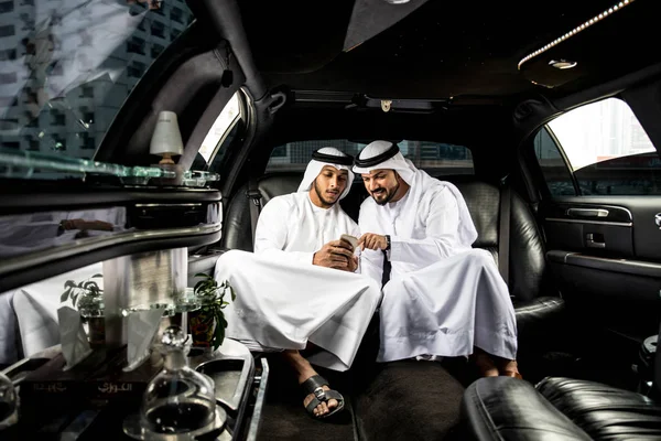 Empresários árabes em Dubai — Fotografia de Stock