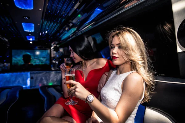Dziewczyny, imprezowanie w limuzynie — Zdjęcie stockowe