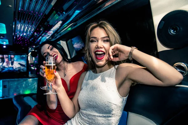 Meninas festejando na limusine — Fotografia de Stock