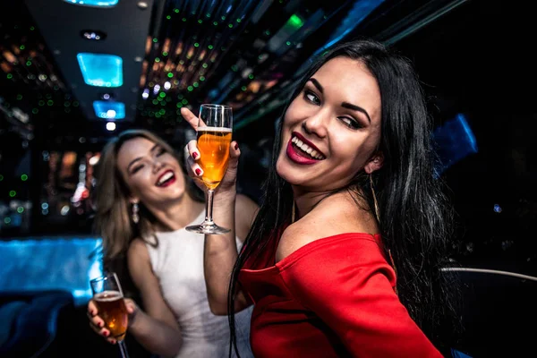 Meninas festejando na limusine — Fotografia de Stock