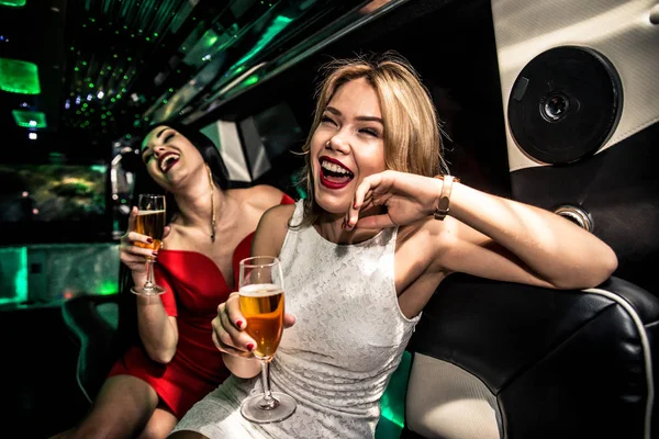 Mädchen feiern in Limousine — Stockfoto