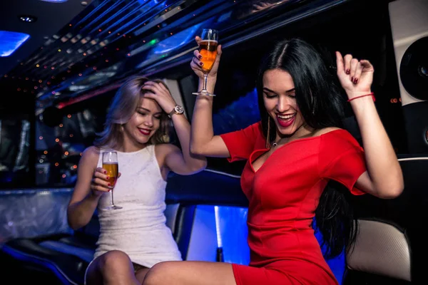 Meisjes feesten in limousine — Stockfoto