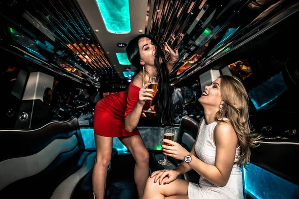 Dziewczyny, imprezowanie w limuzynie — Zdjęcie stockowe