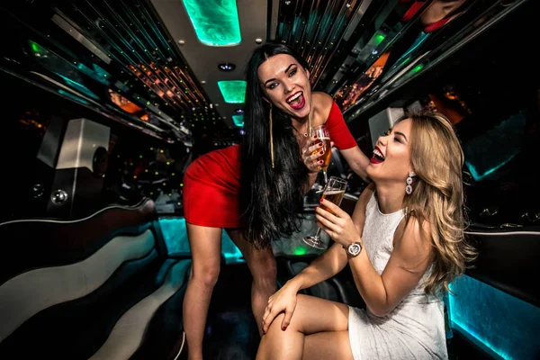 Meninas festejando na limusine — Fotografia de Stock