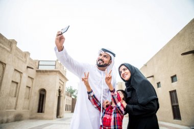 Aile ile çocuk oyun