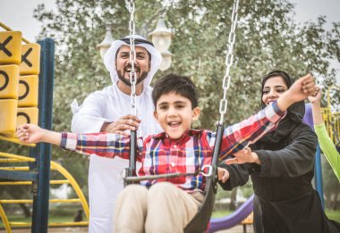 Aile ile çocuk oyun