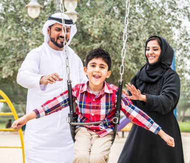 Aile ile çocuk oyun