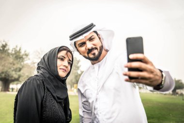 Arap çift Smartphone kullanarak