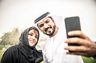 Arap çift Smartphone kullanarak