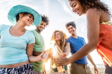 plajda parti arkadaşları