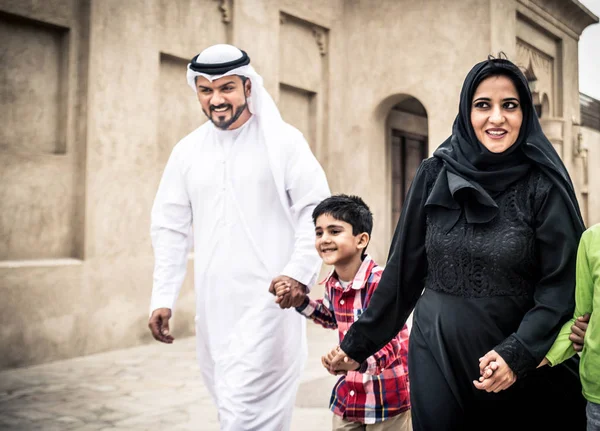 Aile ile çocuk oyun