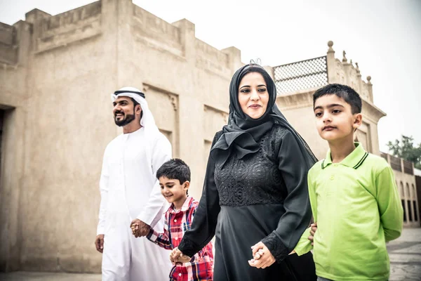Keluarga Arab bahagia — Stok Foto