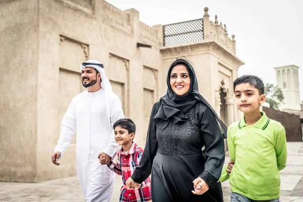 Счастливая арабская семья — стоковое фото