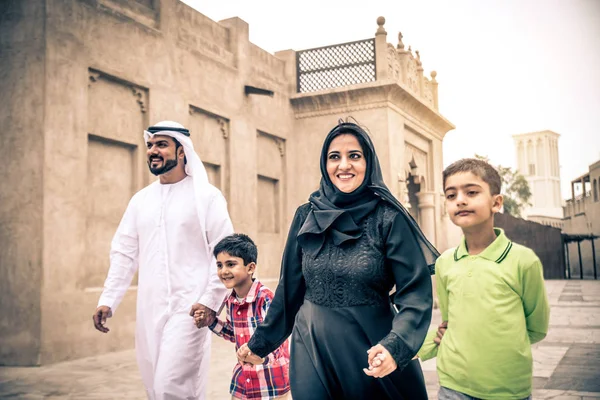 Familia árabe feliz —  Fotos de Stock