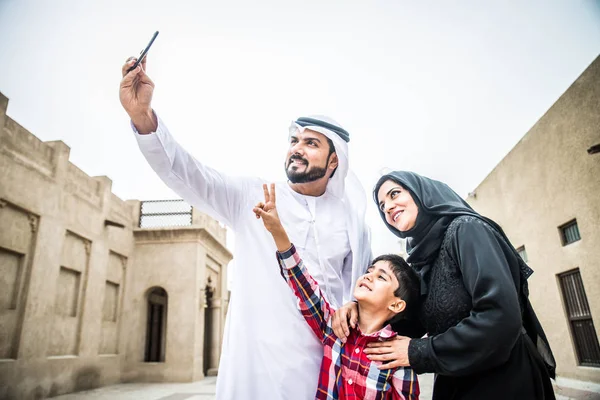 Aile ile çocuk oyun