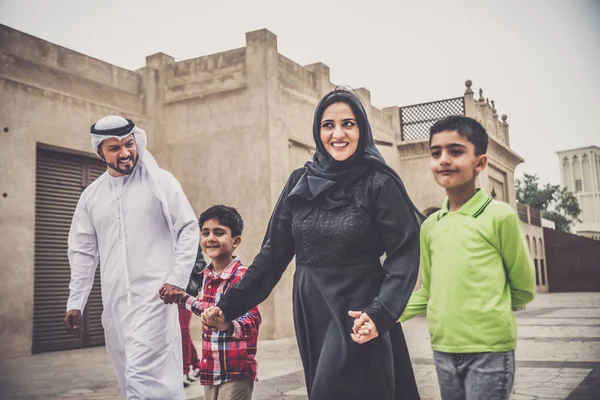 Glückliche arabische Familie — Stockfoto