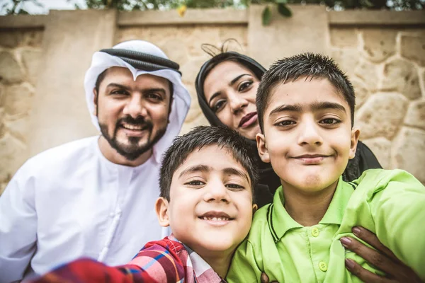 Felice famiglia araba — Foto Stock