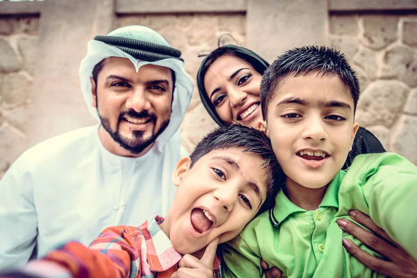 アラビア語の幸せな家族 — ストック写真