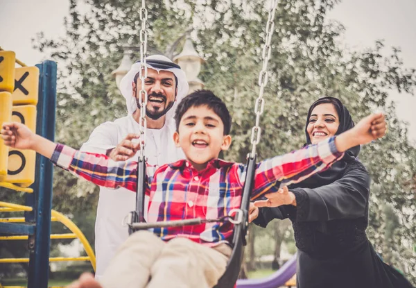 Famiglia giocare con il bambino — Foto Stock