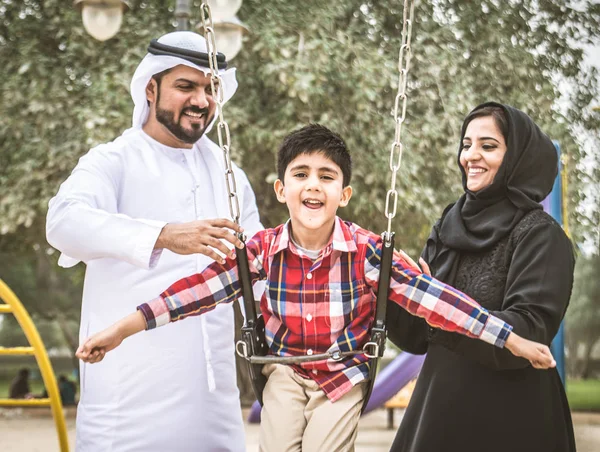 Aile ile çocuk oyun