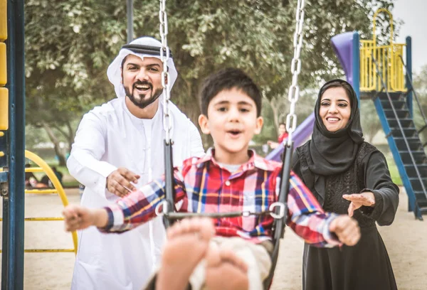 Familia jugando con el niño — Foto de Stock