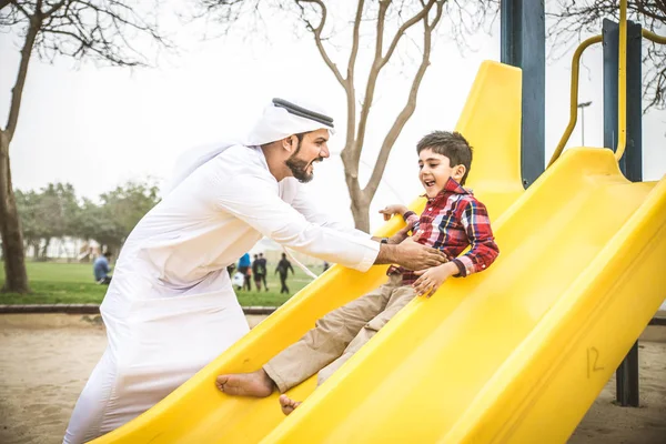 Padre e hijo jugando —  Fotos de Stock