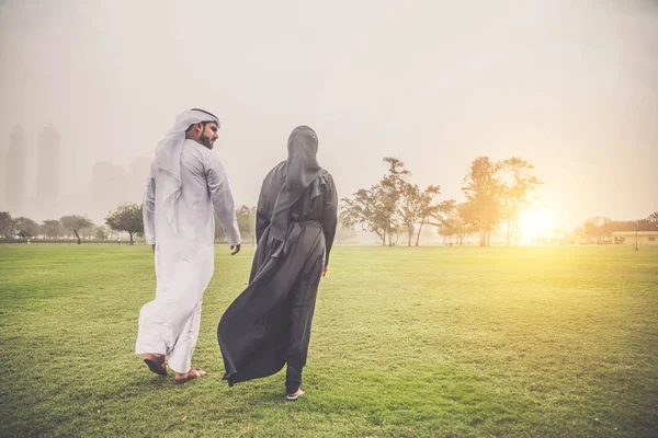 Аравійська пару знайомства — стокове фото