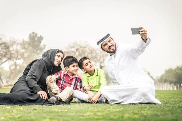 Keluarga Arab bahagia — Stok Foto